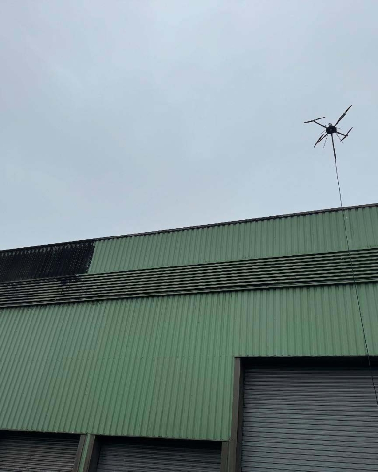 Nettoyage de bardage d'entrepot 01 par R Sud Drone