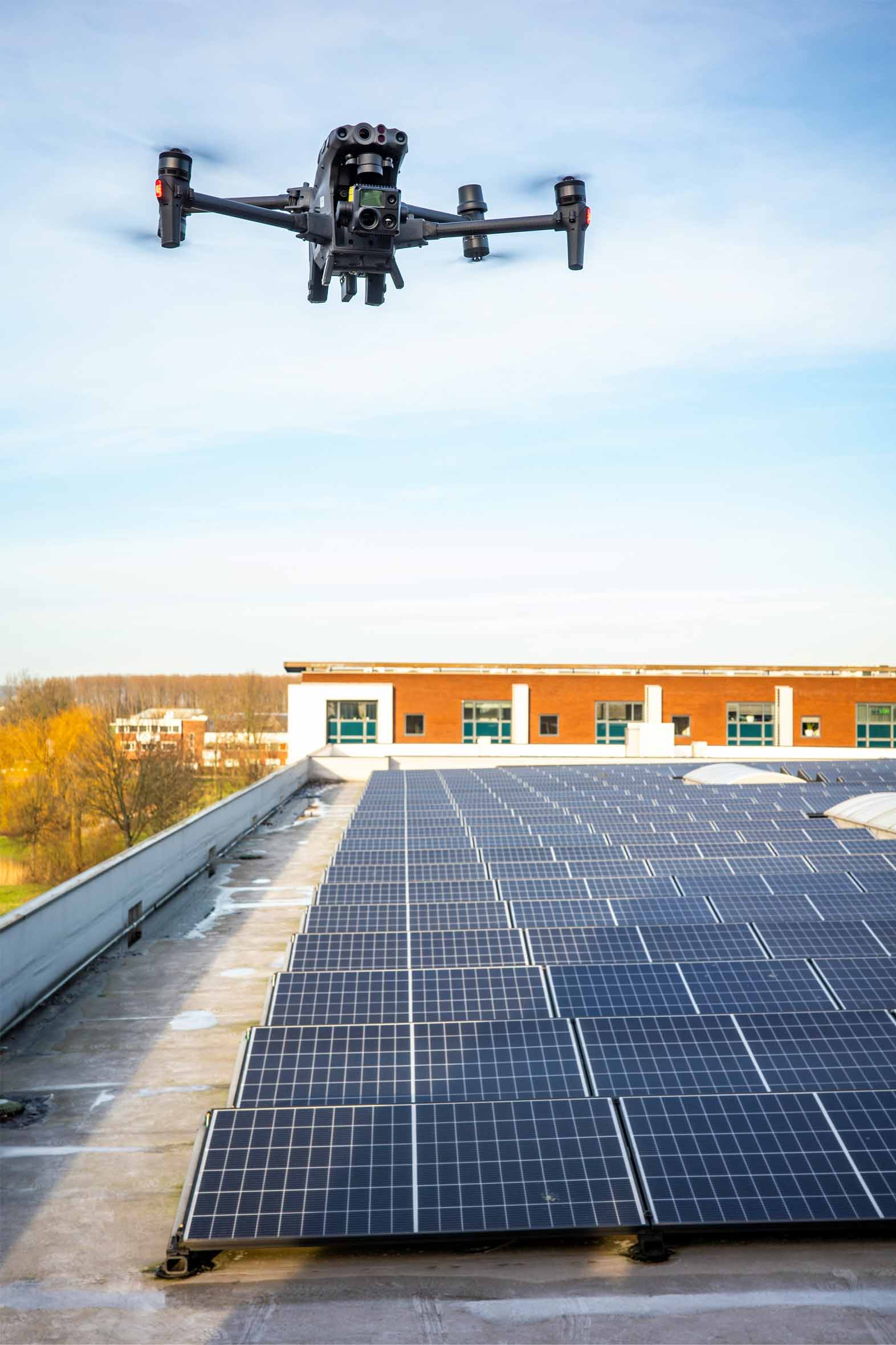 R Sud Drone nettoie vos panneaux solaires (martijn baudoin)