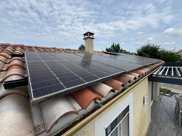 Avant nettoyage de panneaux solaires par R Sud Drone