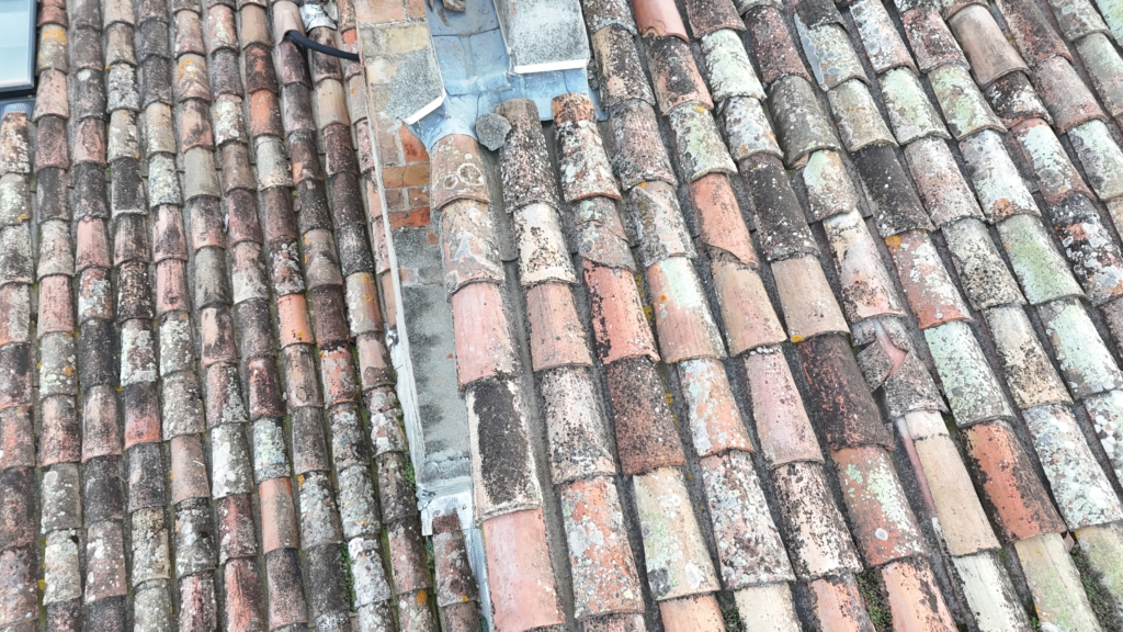 Inspection par drone d’une toiture endommagée