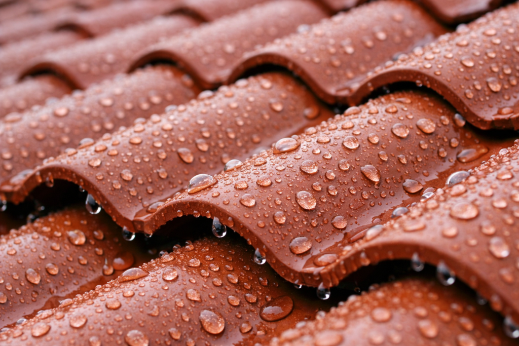Eau qui déperle sur des tuiles de toiture traitées avec un hydrofuge