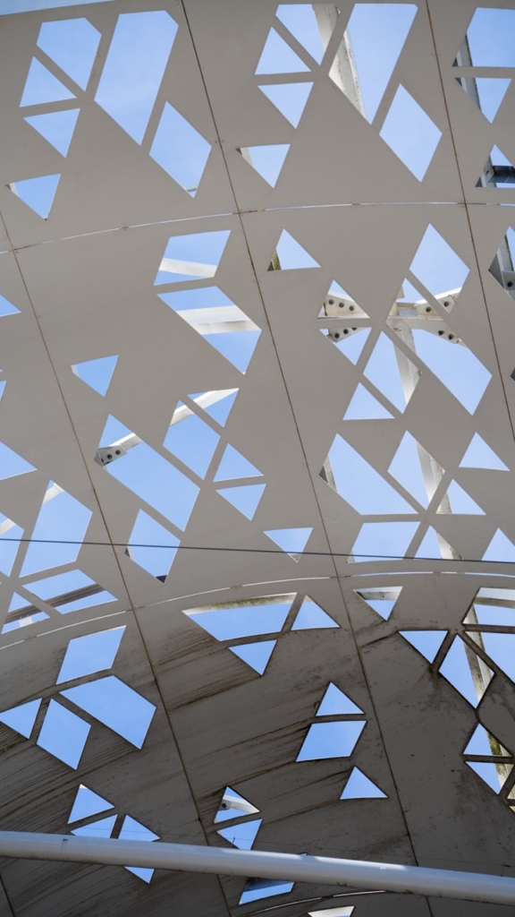 Détail de la sous toiture ajourée des Arènes de Lunel avec zones encrassées avant nettoyage et partie nettoyer