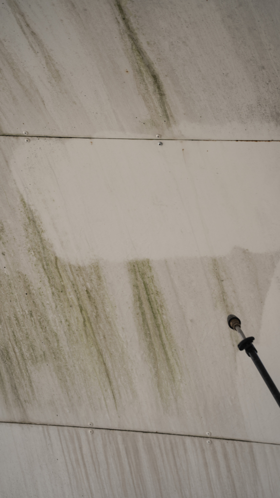 Nettoyage en cours d’un sous-plafond encrassé aux Arènes de Lunel à la perche