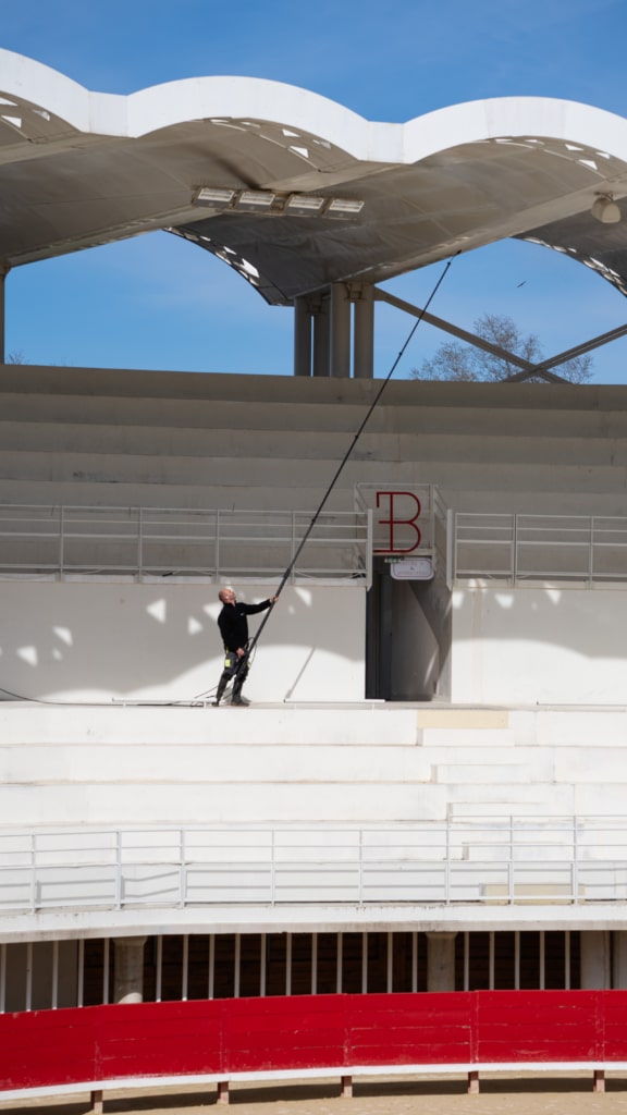 Nettoyage à la perche aux Arènes de Lunel
