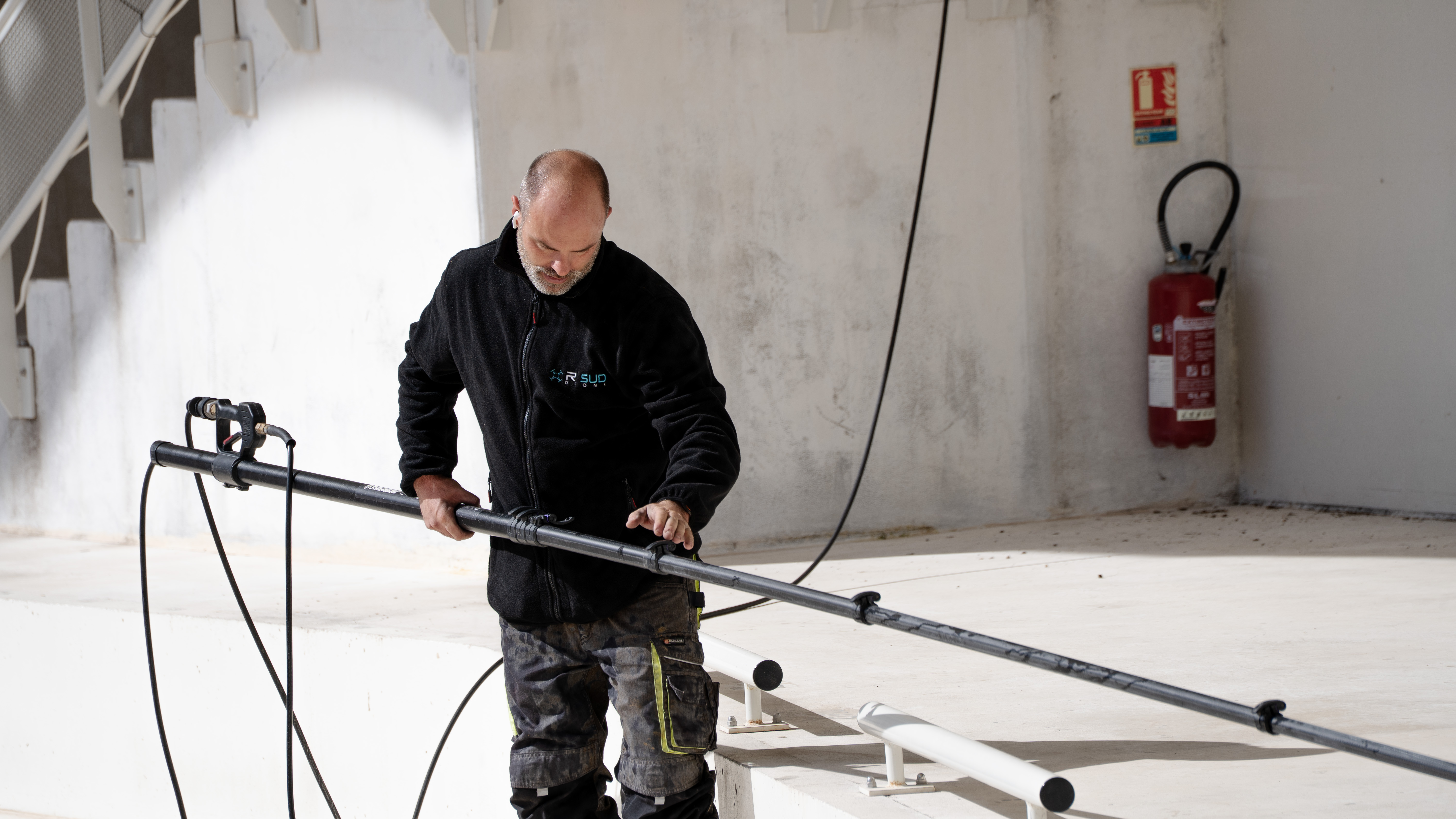 Bonnin Christophe gérant de  R Sud Drone préparant sa perche de nettoyage aux Arènes de Lunel