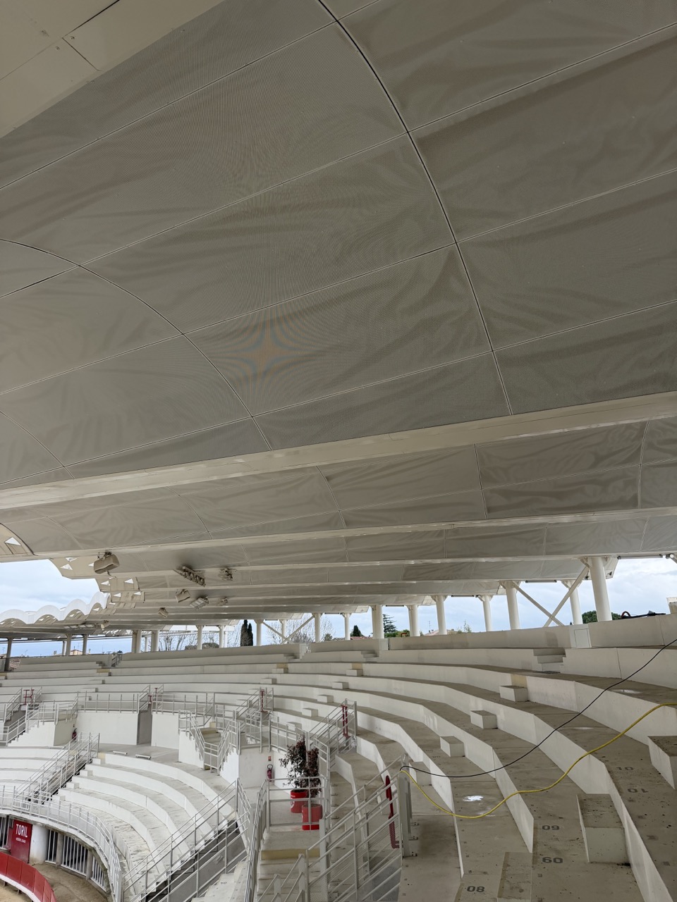 Vue intérieure des Arènes de Lunel avec les sous-plafonds encrassées.