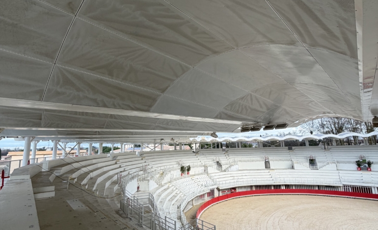 Vue intérieure des Arènes de Lunel avec les sous-plafonds et plafonds en hauteur avant nettoyage