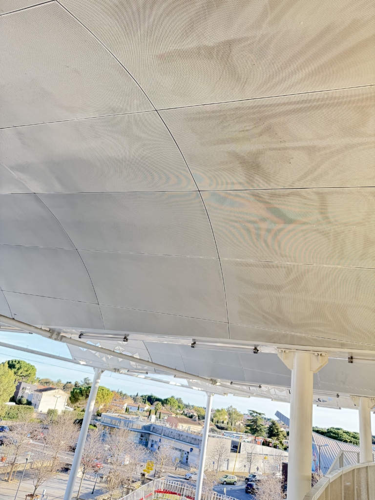 Vue rapprochée des sous-plafonds des Arènes de Lunel partie avant nettoyer et arrière pas nettoyer