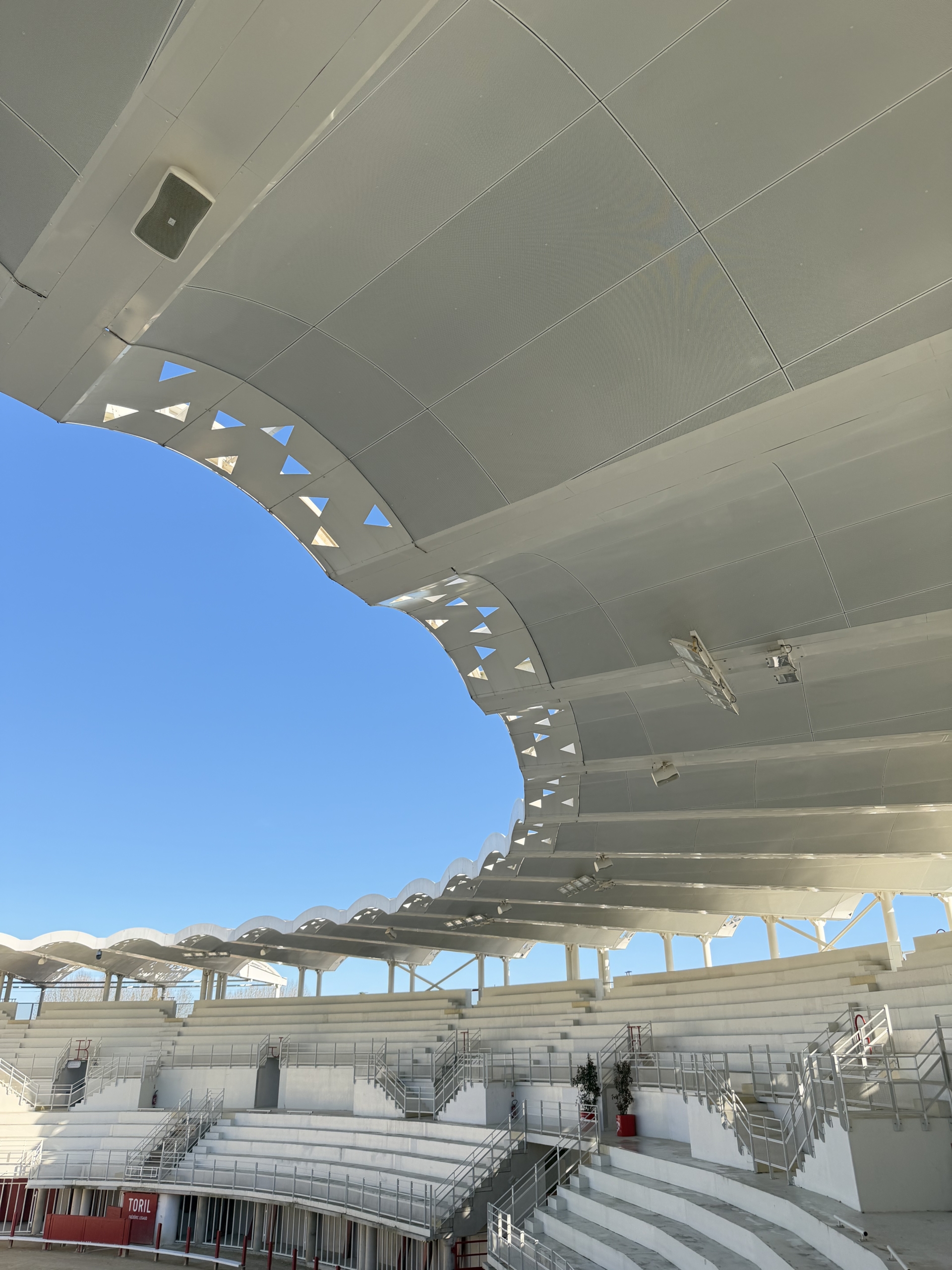 Vue intérieure des Arènes de Lunel après nettoyage des sous-plafonds et plafonds