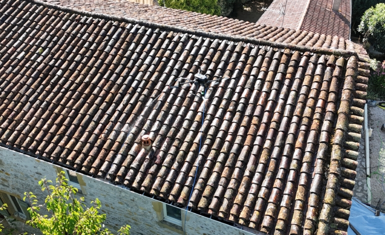 Drone R Sud Drone pulvérisant un traitement sur une toiture à Ribaute-les-Tavernes