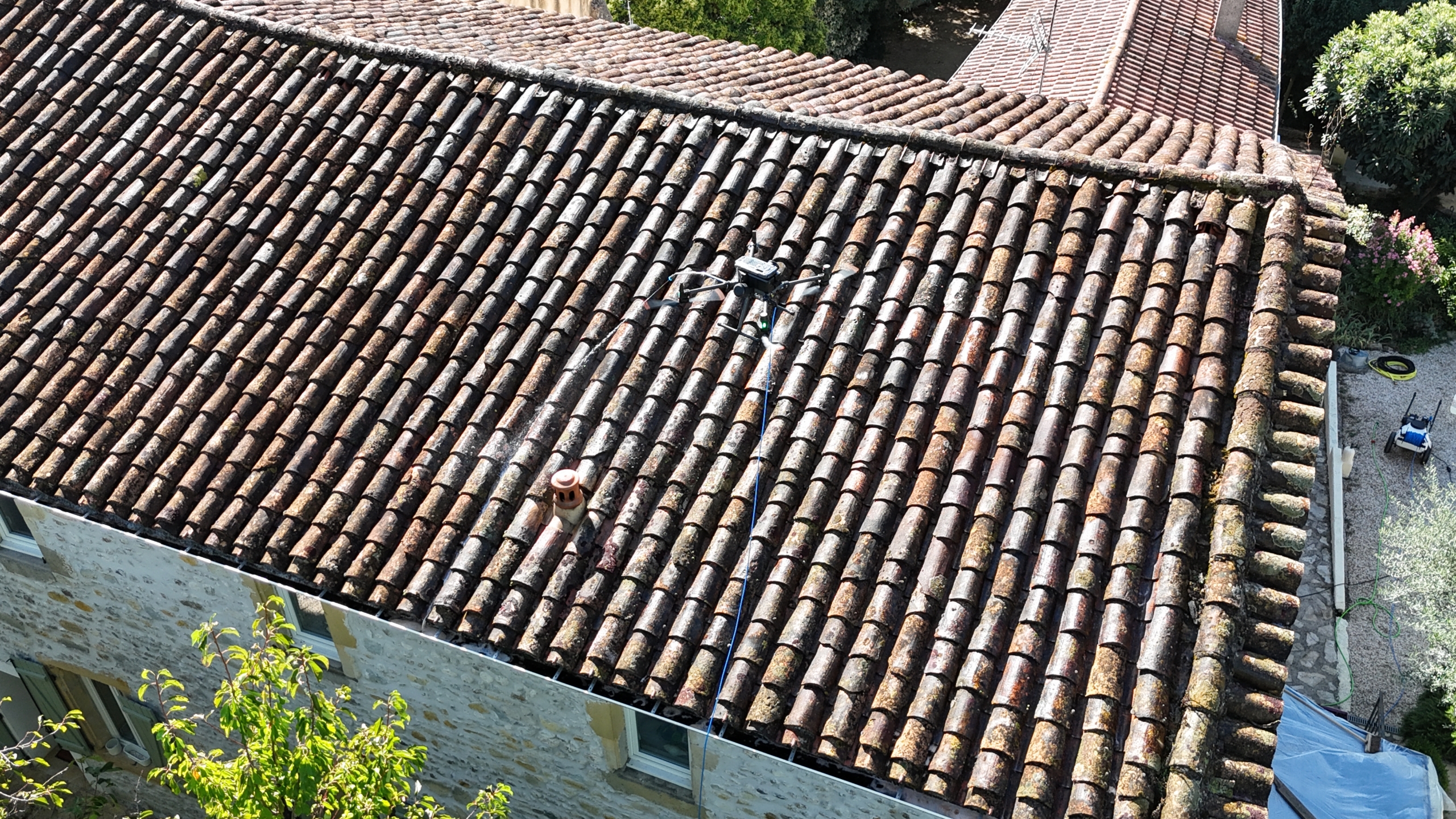 Drone R Sud Drone pulvérisant un traitement sur une toiture à Ribaute-les-Tavernes