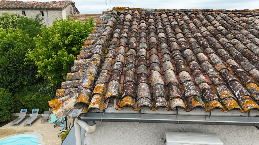 Toiture avec lichens et traces de pollution avant traitement à Ribaute-les-Tavernes